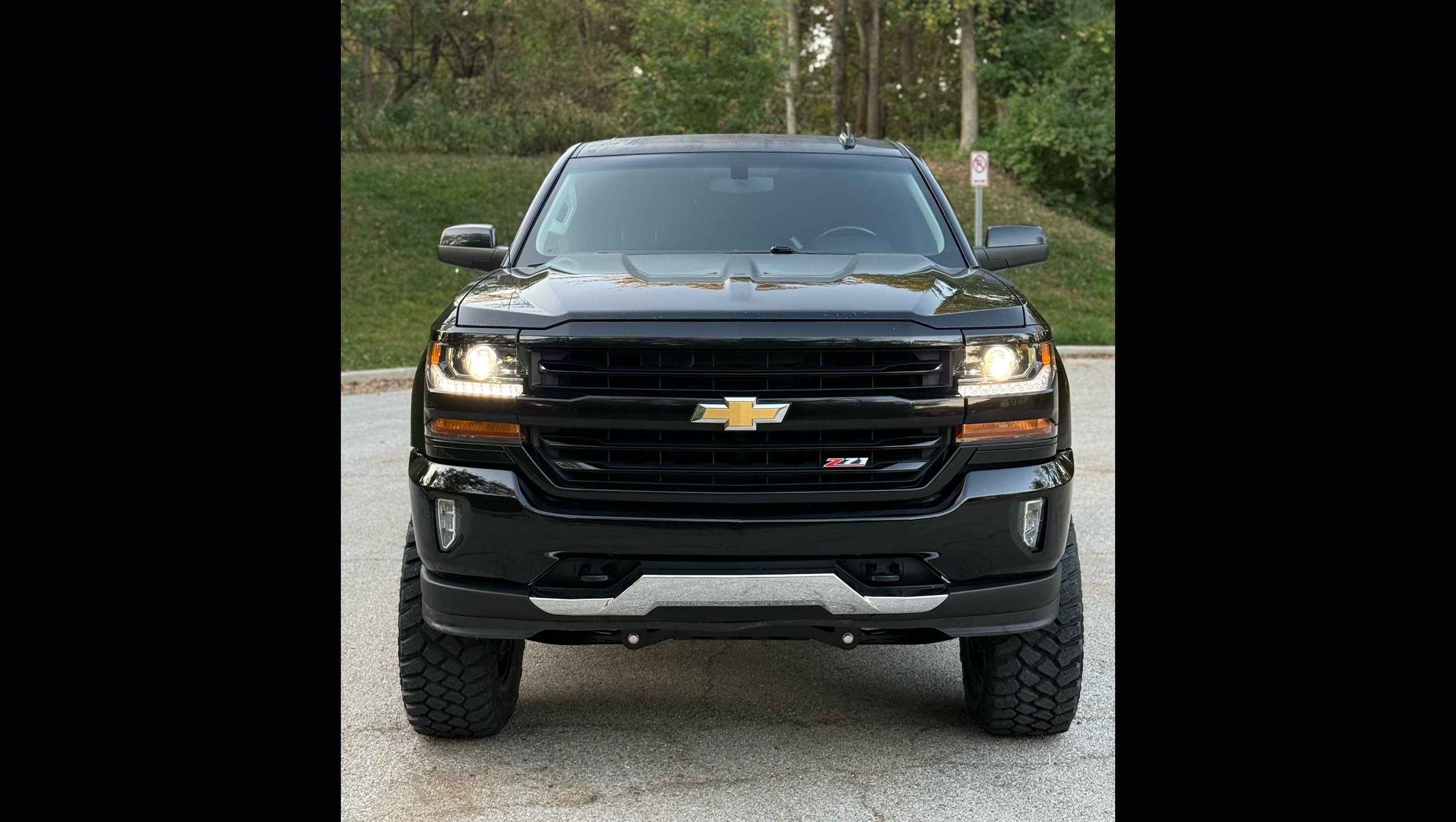 
								2018 Chevy Silverado z71 Crew Cab full									