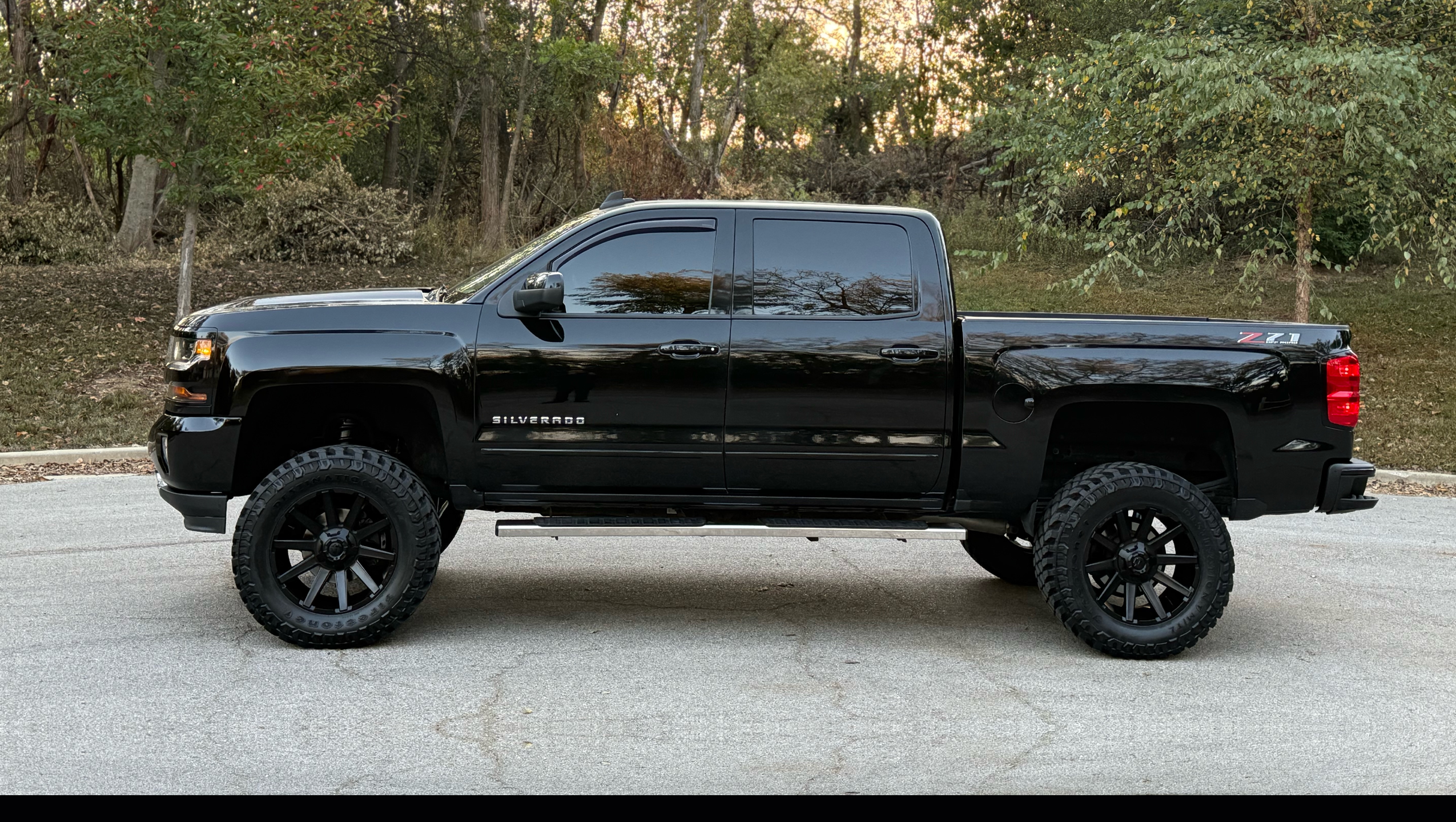 
								2018 Chevy Silverado z71 Crew Cab full									