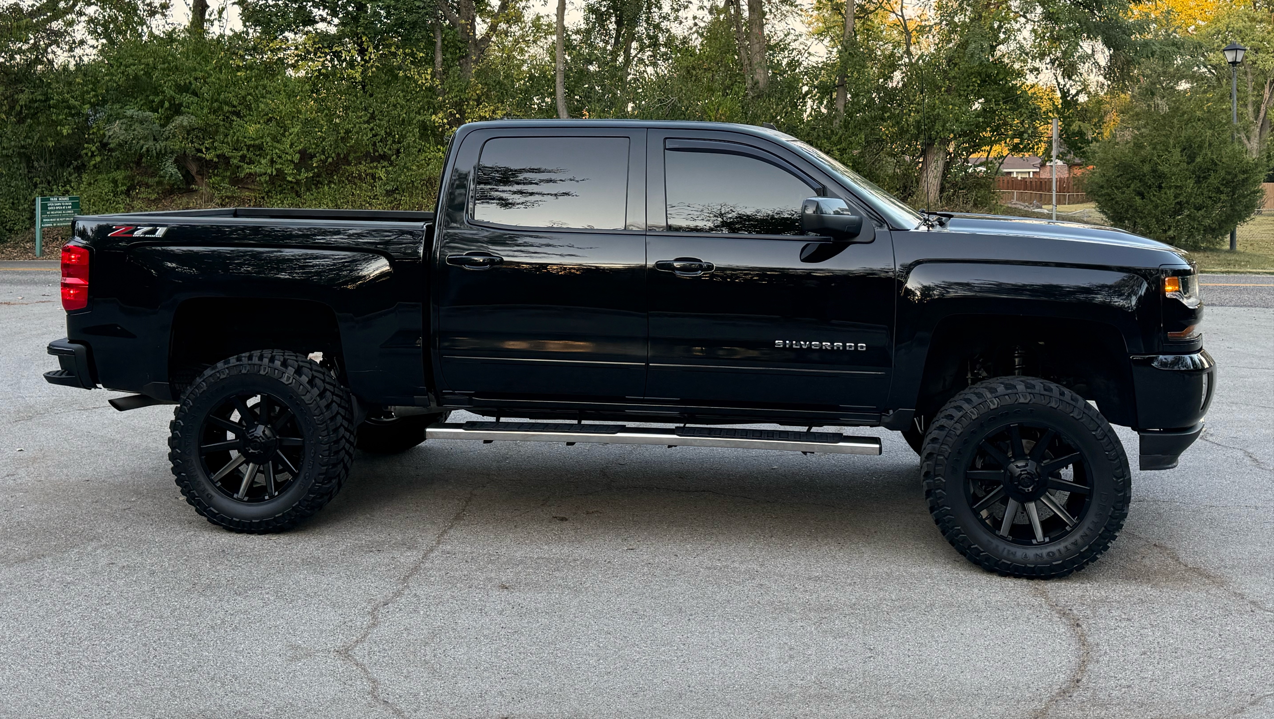 
								2018 Chevy Silverado z71 Crew Cab full									