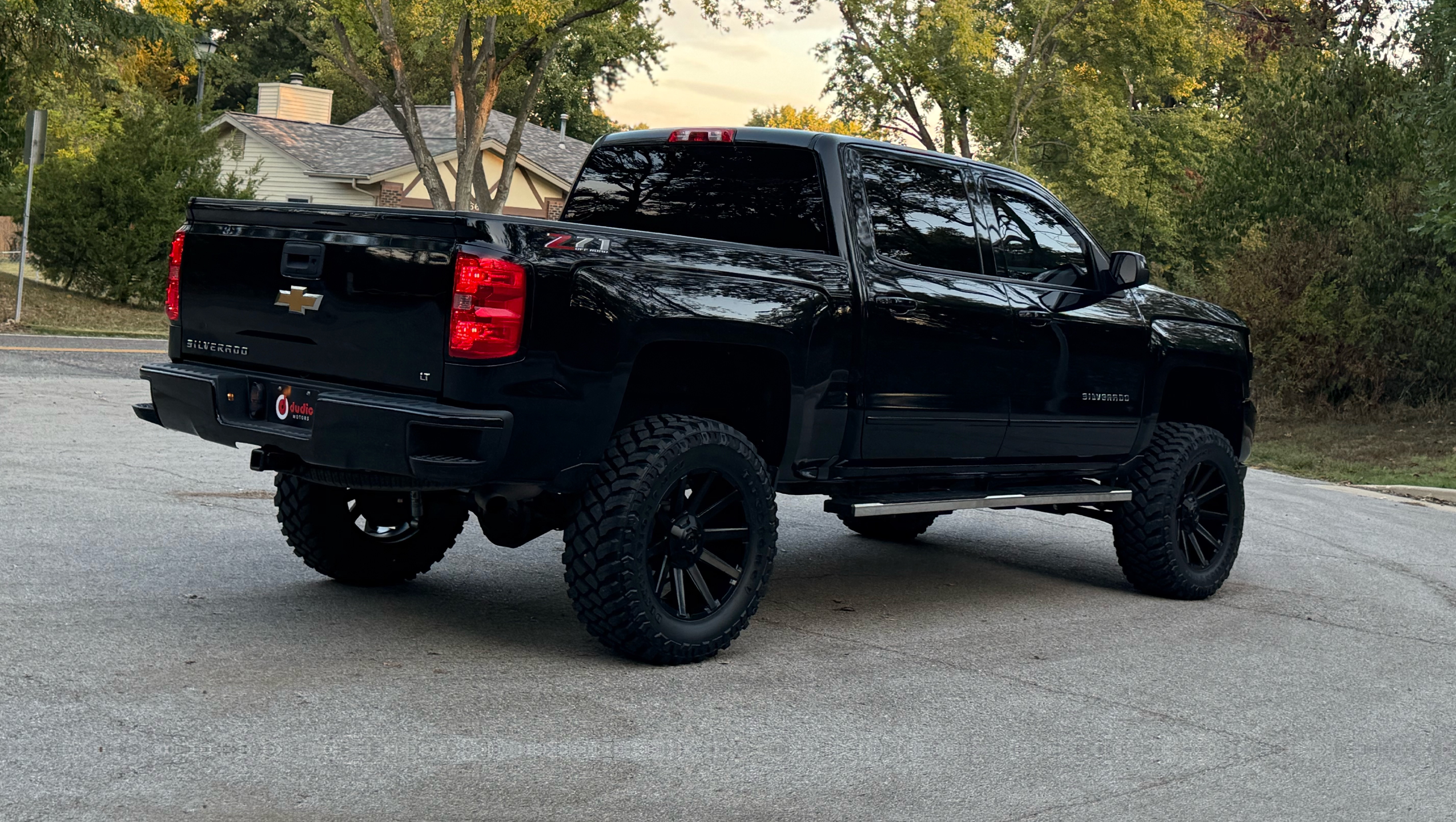 
								2018 Chevy Silverado z71 Crew Cab full									