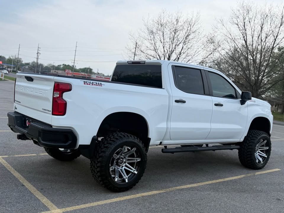
								2019 Chevy Silverado Trail Boss 5.3 v8 4×4 Crew Cab full									
