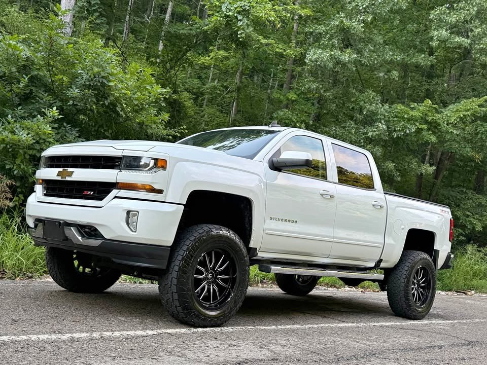 
								2017 Chevrolet Silverado 1500 crew cab LT Pickup 4D 5 3/4 ft full									