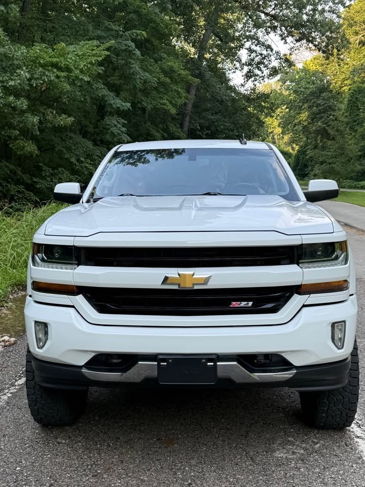 
								2017 Chevrolet Silverado 1500 crew cab LT Pickup 4D 5 3/4 ft full									